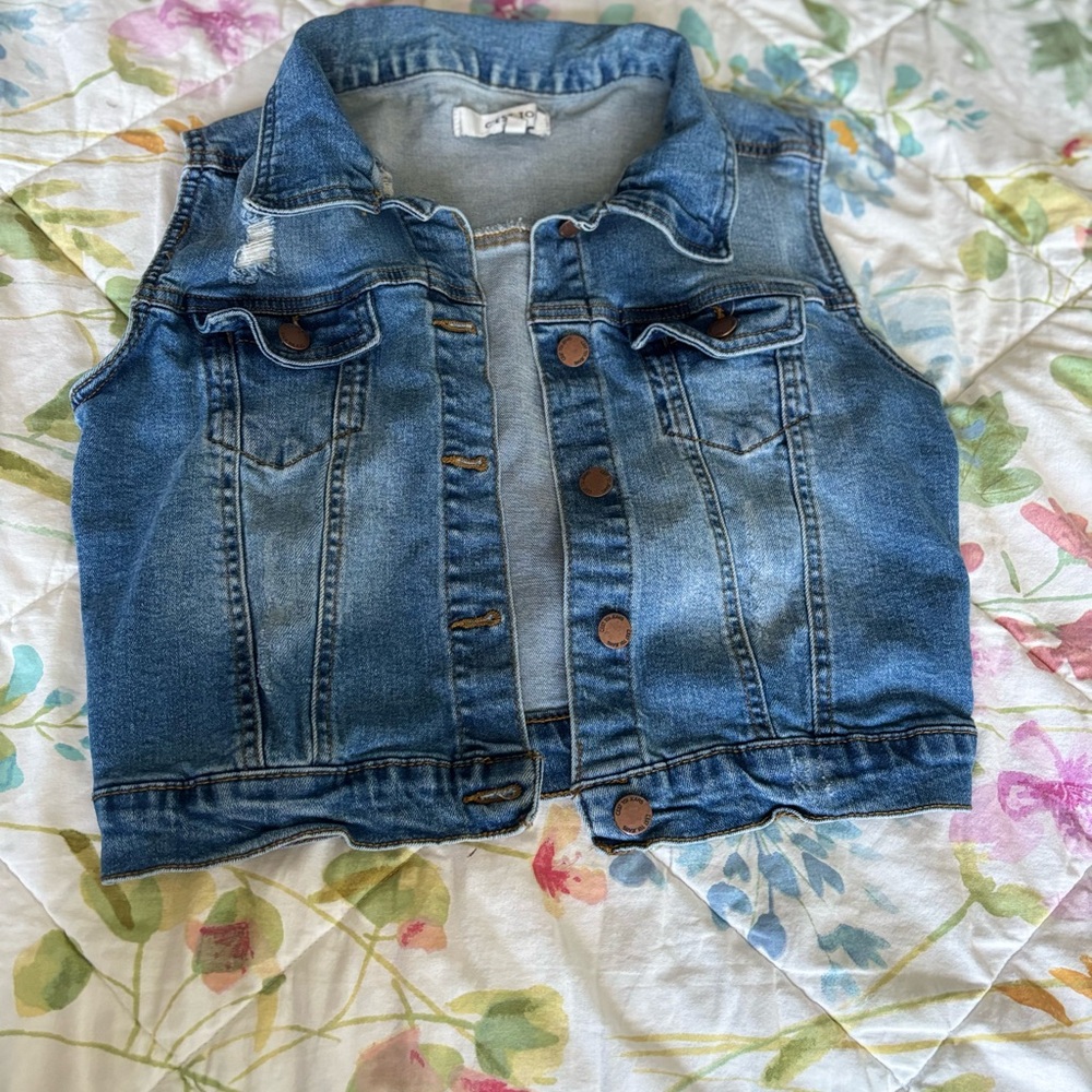 Blue Sleeveless Jean Jacket with Classic Collar